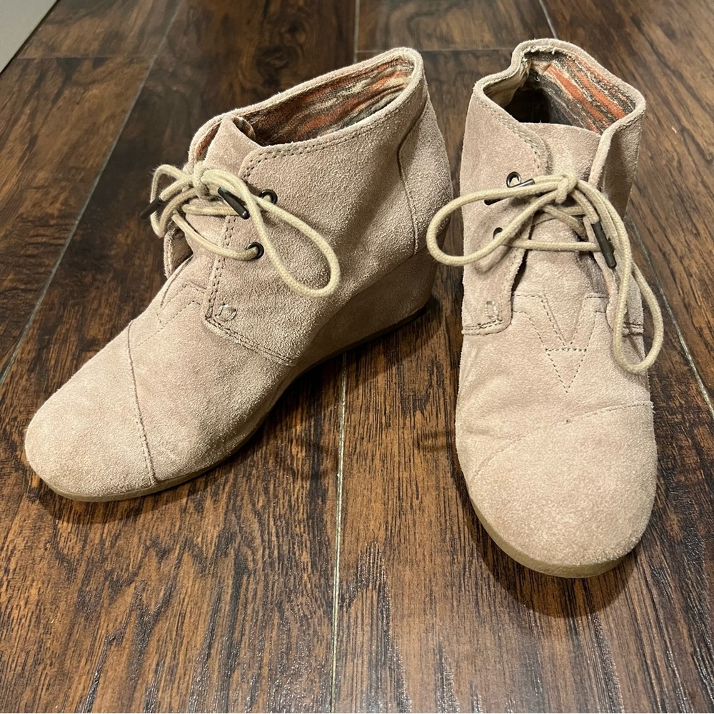 Size 9 beige Toms wedge booties